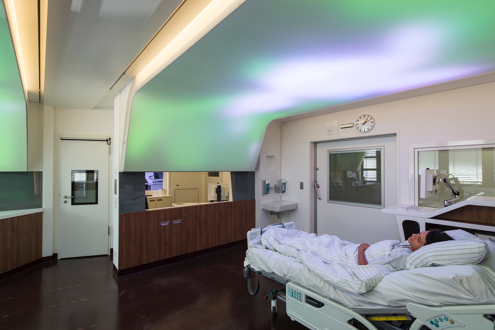 Patient under green therapeutic light environment
